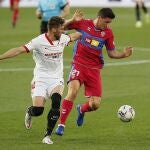 Sergi Gómez con el Sevilla.