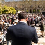 El presidente de Vox, Santiago Abascal (c), en la Plaza Nueva, durante una rueda de prensa para analizar los últimos acontecimientos de la actualidad política nacional