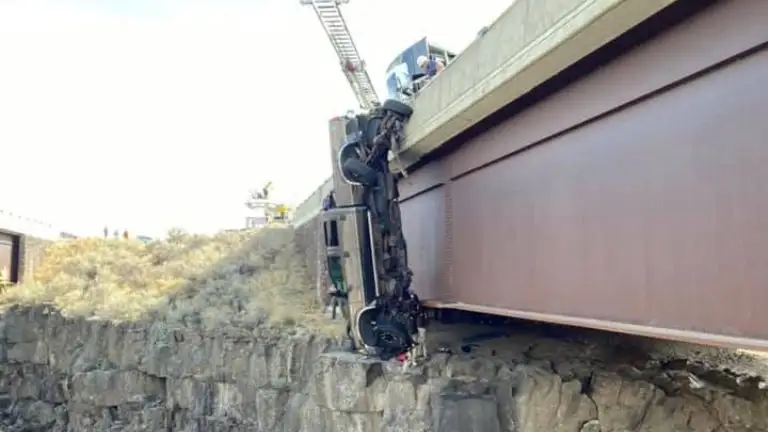 Así fue el rescate de una pareja de ancianos después de que su camioneta se quedara colgando desde un puente