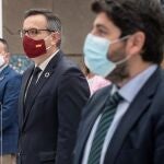 El secretario general del PSOE y portavoz del grupo parlamentario socialista Diego Conesa en la Asamblea Regional (2i) mira al presidente de la Comundiad de Murcia Fernando López Miras (d)