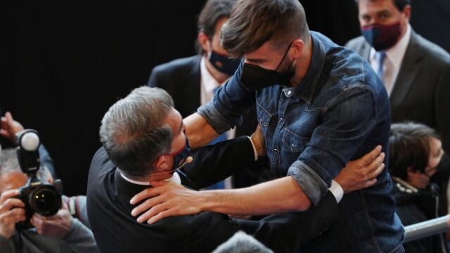 Gerard Piqué junto a Joan Laporta el día de la toma de posesión de este como presidente del Barcelona.