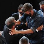 Gerard Piqué junto a Joan Laporta el día de la toma de posesión de este como presidente del Barcelona.