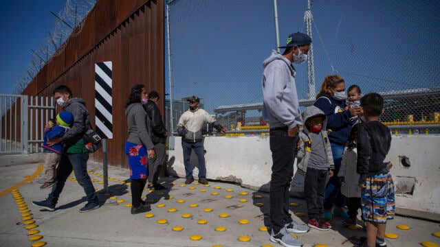 Familias procedentes de Ccentro América en la frontera de EEUU con México