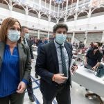 La Vicepresidenta del gobierno de Murcia, expulsada de Ciudadanos por no apoyar la moción de censura contra el Partido Popular Isabel Franco (i), junto al presidente de la Comunidad Fernando López Miras