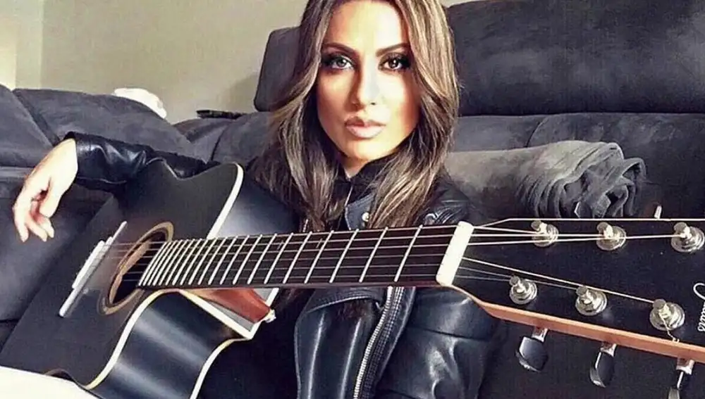 Sara Denez, la cantante que cura el "corazón partío" de Iker Casillas