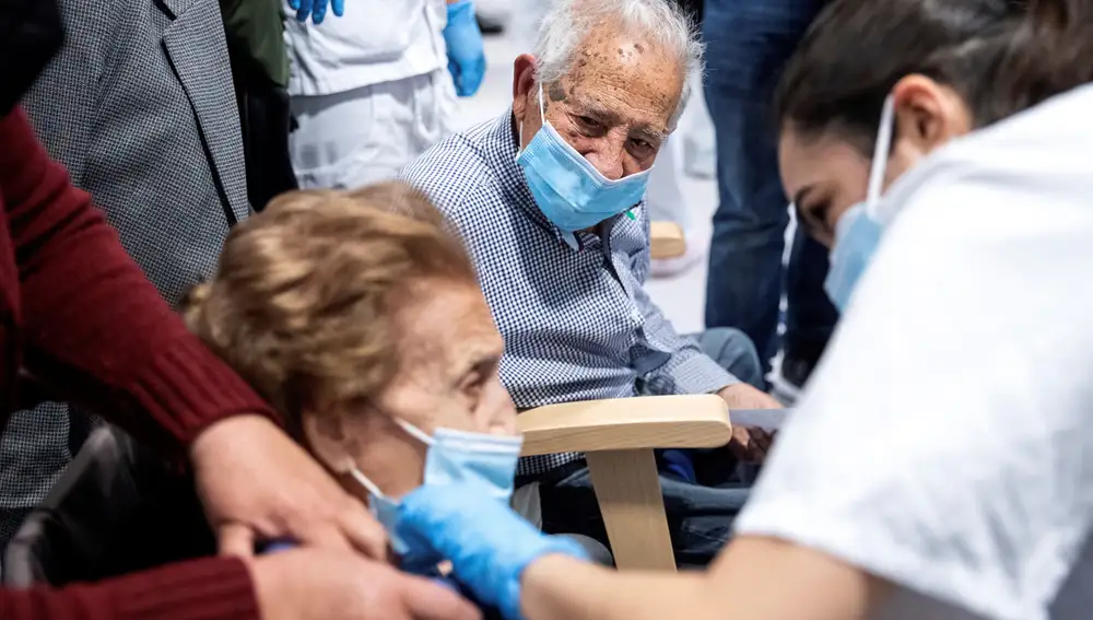 Mutualistas de MUFACE, ISFAS y MUGEJU mayores de 80 años son vacunados en el Hospital Isabel Zendal, en una imagen de archivo