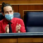 El vicepresidente segundo, Pablo Iglesias, aplaude durante una nueva sesión de control al Gobierno, este miércoles, en el Congreso de los Diputados