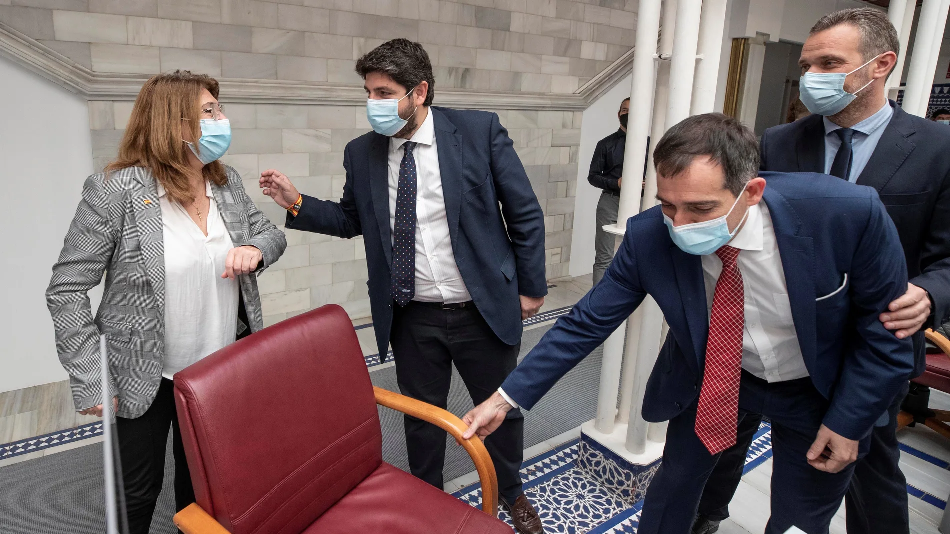 El presidente de la Comunidad de Murcia, Fernando López Miras (c), saluda a la diputada de Vox Mabel Campuzano en presencia del portavoz de Vox en el parlamento murciano Juan José Liarte (2d) y el portavoz del Partido Popular Joaquín Segado (d)