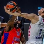 Causeur recibe la falta de Eric en un intento de bandeja