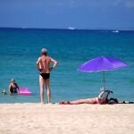 Veraneantes en la playa de El Arenal beach en Mallorca el pasado mes de agosto, una imagen que puede que no se vuelva a repetir