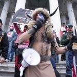 Jacob Chansley («El bisonte de QAnon») en el asalto al Capitolio el 6 de enero