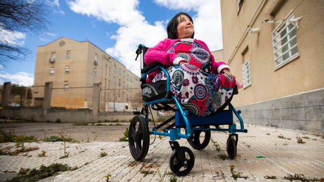 La «niña de cristal», que reside en el barrio madrileño de Vicálvaro, demanda una ley que proteja a los afectados por su enfermedad