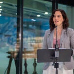 La presidenta de la Comunidad de Madrid, Isabel Díaz Ayuso, durante su visita al centro comercial Intu Xanadú, en Arroyomolinos.