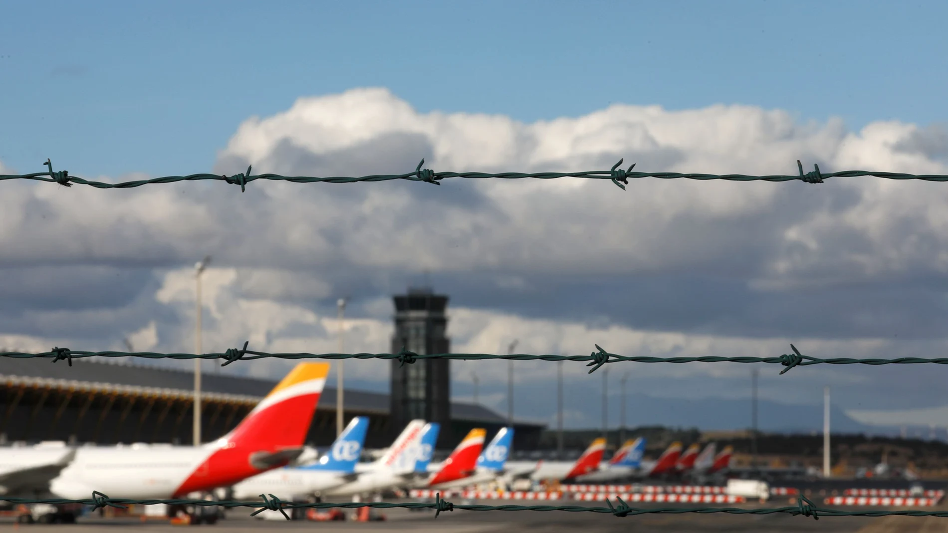 Aviones de Air Europa, compañía rescatada por el Estado; y de Iberia, que compró después la aerolínea, en el aeropuerto de Barajas