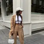 Marta Soriano con pantalones anchos en color camel/ Instagram @msorianob