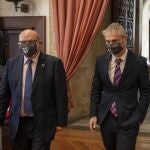 El rector de la Usal, Ricardo Rivero, y el secretario general de Universidades, José Manuel Pingarrón, presentan la nueva colección 'La Universidad del siglo XXI', de Ediciones Universidad de Salamanca