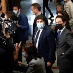 El presidente de Murcia, Fernando López Miras, junto al secretario general del PP, Teodoro García Egea, tras las votaciones en la segunda sesión del pleno de moción de censura presentada por Cs y PSOE contra el Gobierno de coalición de Murcia