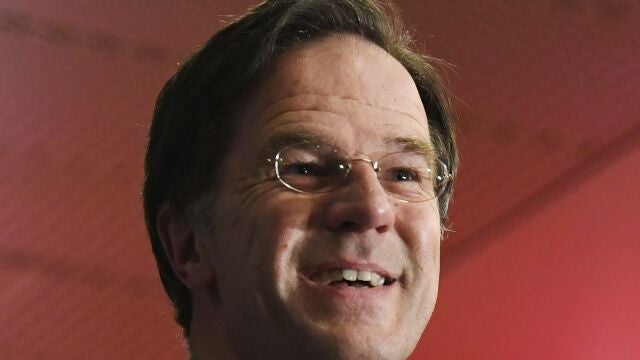 Mark Rutte habla con los medios tras los buenos datos en los sondeos a pie de urna desde La Haya, en Países Bajos