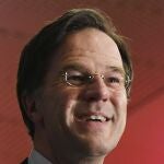 Mark Rutte habla con los medios tras los buenos datos en los sondeos a pie de urna desde La Haya, en Países Bajos
