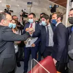 CARTAGENA (MURCIA), 18/03/2021.- El presidente del partido popular Pablo Casado (2d), el secretario generla Teodoro García Egea (d) y el presidente de Murcia Fernanso López Miras (3d) saludan a los diputados expulsados de Vox Francsico Carrera (i) y Juan José Liarte (2i), este jueves tras la segunda sesión del pleno de moción de censura presentado por PSOE y Cs que no a prosperado gracias a los votos de dichos diputados . EFE/Marcial Guillén