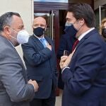 El consejero de Fomento y Medio Ambiente, Juan Carlos Suárez-Quiñones, conversa con el presidente de la Diputación de León, Eduardo Morán, antes de firmar el acuerdo de viviendas sociales para el alquiler
