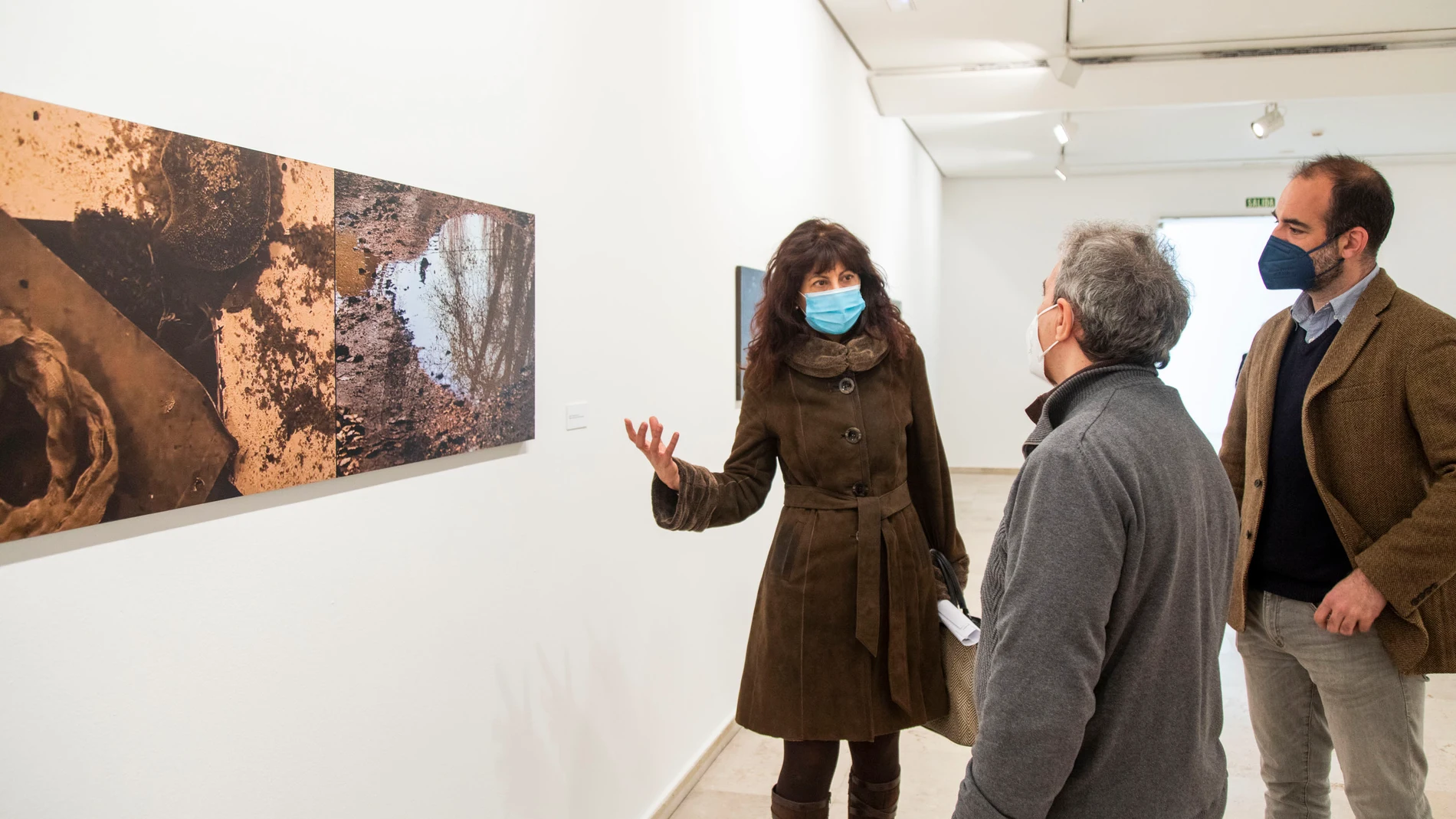 La concejala de Cultura, Ana Redondo; el director del Patio Herreriano, Javier Hontoria, y el autor José María Marbán, durante la inauguración de la muestra