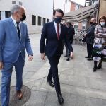 El consejero de Fomento y Medio Ambiente, Juan Carlos Suárez-Quiñones (D), junto al alcalde de Ponferrada, Olegario Ramón (I), durante la firma del protocolo general para el diseño y ejecución de la plataforma logística intermodal de la ciudad