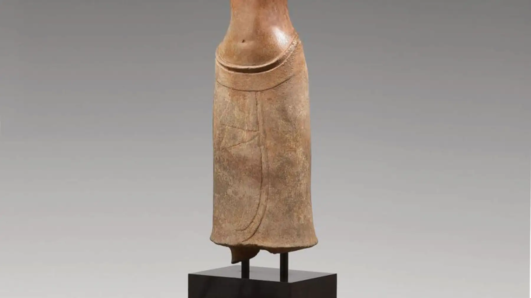 Una figura femenina de arenisca del siglo XII se encuentra entre los objetos que se devuelven a Camboya.