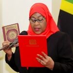 La nueva presidenta de Tanzania, Samia Suluhu Hassan, toma juramento de su cargo