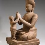 Una figura de piedra arenisca de Shiva y Skanda, que apareció en la portada de un libro en coautoría de Latchford, uno de los objetos que su hija ya acordó enviar desde el Reino Unido al Museo Nacional de Phnom Penh.