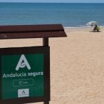 Cartel de Andalucía Segura en una playa