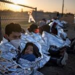 Dustin, un solicitante de asilo de Honduras, abraza a su hijo de seis años Jerrardo, 6, mientras amanece en el campo de refugiados levantado cerca de Río Grande en la frontera entre México y Estados Unidos