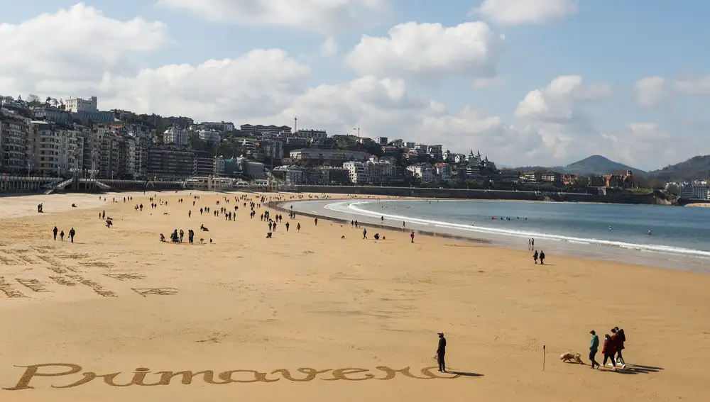 SAN SEBASTIÁN, - La palabra Primavera escrita en la arena de la playa de La Concha de San Sebastián, donde aunque los cielos han amanecido muy nubosos se han abierto amplios claros en el transcurso de las horas EFE/Javier Etxezarreta