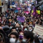 Las mujeres sostienen pancartas y gritan consignas durante una protesta contra la decisión de Turquía de retirarse del Convenio de Estambul ayer en Estambul, Turquía