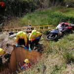 Los Bombers de la Generalitat rescatan a dos personas tras sufrir un accidente de moto. BOMBERS DE LA GENERALITAT