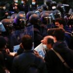 En la imagen, un momento de uno de los disturbios por la encarcelación del rapero Pablo Hasel REUTERS/Juan Medina