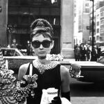 Desayuno con diamantes es una película dirigida por Blake Edwards con Audrey Hepburn, George Peppard, Patricia Neal, Buddy Ebsen, Martin Balsam .