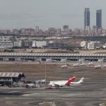 Vista de un avión de Iberia en la Terminal 1 del aeropuerto de Adolfo Suárez Madrid-Barajas
