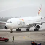 Un avión de la aerolínea española Plus Ultra cruza chorros de agua en Lima (Perú)