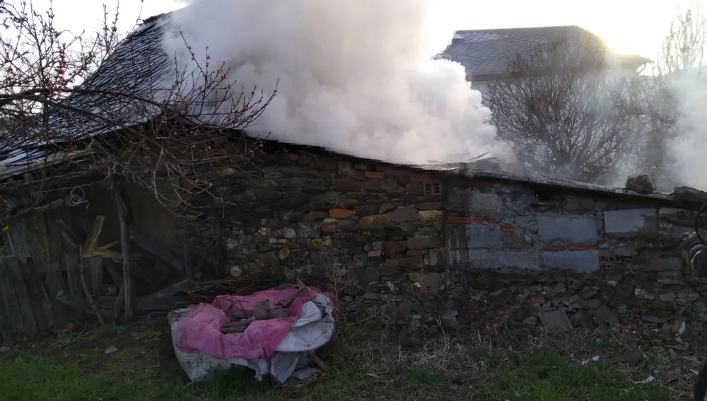 El incendio de un vehículo estacionado en la calle Suero de Quiñones de Fabero (León) afecta al porche de una casa y a un recinto anexo