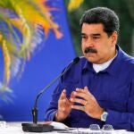 AME4347. CARACAS (VENEZUELA), 21/03/2021.- Fotografía cedida por prensa Miraflores que muestra al presidente de Venezuela, Nicolás Maduro, mientras ofrece declaraciones hoy, en Caracas (Venezuela). El presidente de Venezuela, Nicolás Maduro, anunció este domingo un conjunto de medidas restrictivas para endurecer la cuarentena nacional, en vista del aumento de las infecciones por covid-19 en el país caribeño, lo que ha sido calificado por el Ejecutivo como una "segunda ola" de contagios. EFE/ Prensa De Miraflores SOLO USO EDITORIAL SOLO DISPONIBLE PARA ILUSTRAR LA NOTICIA QUE ACOMPAÑA (CRÉDITO OBLIGATORIO)