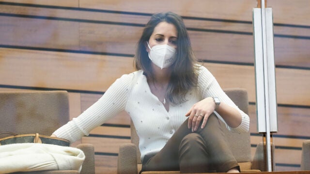 La que fuera procuradora de Ciudadanos por Salamanca, María Montero Carrasco, durante una sesión plenaria en las Cortes de Castilla y León, en Valladolid, Castilla y León, (España), a 22 de marzo de 2021. Durante el pleno se acogerá el debate y previsiblemente la votación de la primera moción de censura de la historia autonómica, presentada por el PSOE para desbancar al presidente de la región (PP) y al vicepresidente (Cs).22 MARZO 2021;MOCION;CASTILLA Y LEON;PSOE;PP;CS;TRANSFUGAPhotogenic/Claudia Alba / Europa Press22/03/2021