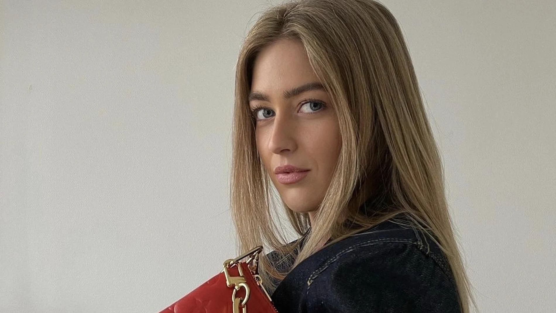 La influencer Emili Sindlev con cabello rubio. /Instagram @emilisindlev