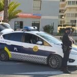 La Policía Local de Elche forzó la cerradura del local para sacar al niño