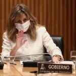 La ministra de Trabajo y Economía Social, Yolanda Díaz, saluda a su llegada a la Comisión de Trabajo, Inclusión, Seguridad Social y Migraciones