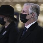 El rey de Bélgica Felipe y la reina Matilde durante el minuto de silencio en el aeropuerto de Bruselas, en Zaventem