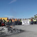 Trabajadores de Pilkington en Sagunto (Valencia) han iniciado este lunes una huelga en protesta por la intención de la multinacional de cerrar una de las líneas de producción de la planta y desde primera hora de la mañana han montado barricadas y han prendido una hoguera de neumáticos.