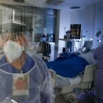 Imagen de archivo de personal médico en la Unidad de Cuidados Intensivos (UCI) del hospital de Clínicas, en Porto Alegre (Brasil)