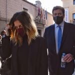 SEGOVIA, 23/03/2021.- Valeria Quer, la hermana pequeña de Diana Quer, llega acompañada de su padre Juan Carlos Quer a la Audiencia Provincial de Segovia este martes para asistir a la primera sesión del juicio contra el acusado de agredir a la joven hace más de dos años durante un viaje cuando la víctima era menor de edad. EFE/Pablo Martín