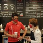 Javier Gómez Noya, durante la inauguración del Work Café de Vigo de Banco Santander